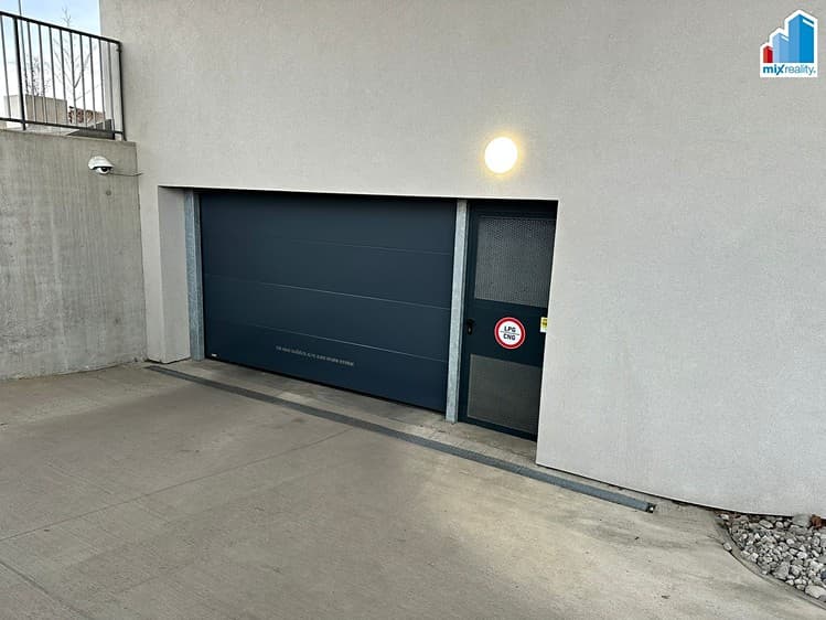 Pronájem garážového stání 12 m²