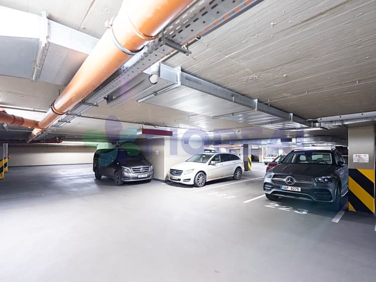Pronájem garážového stání 18 m²