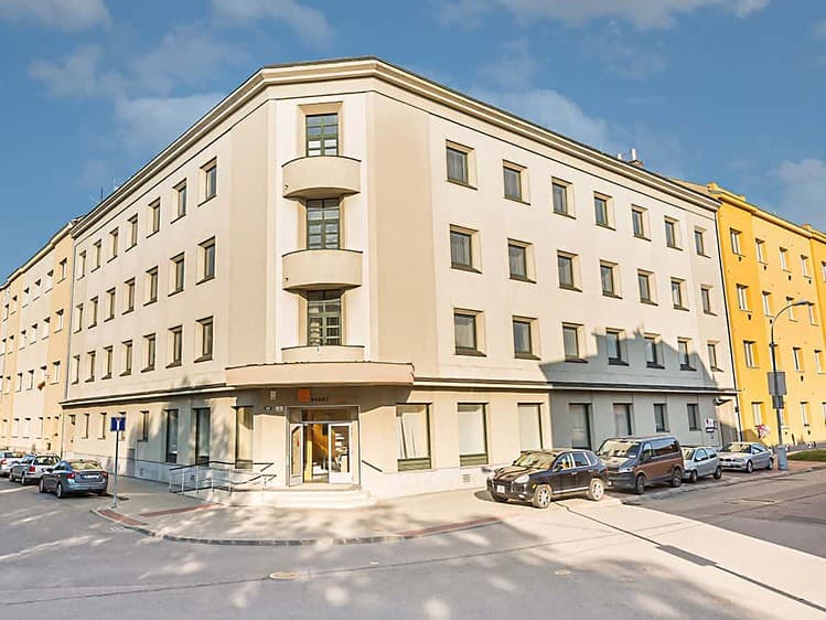 Pronájem garážového stání 13 m²