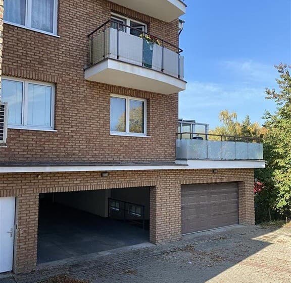 Pronájem garážového stání 15 m²