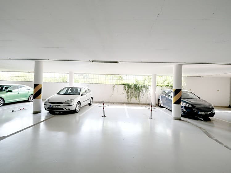 Pronájem garážového stání 13 m²