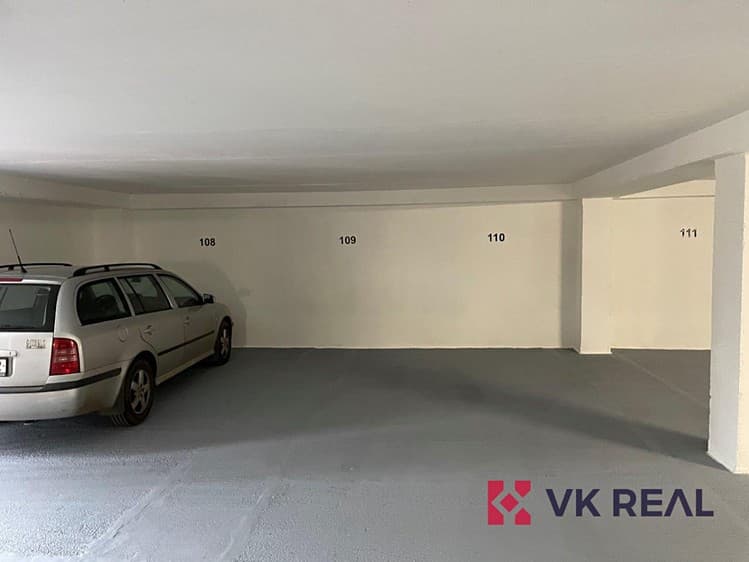 Pronájem garážového stání 15 m²