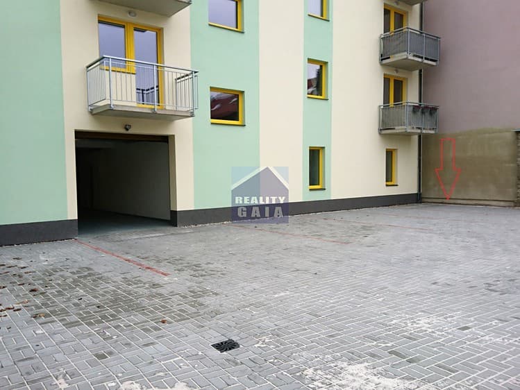 Pronájem garážového stání 18 m²