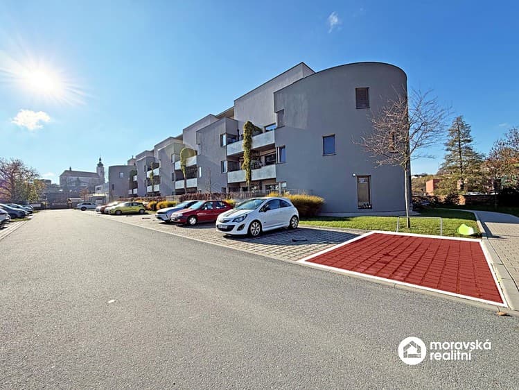 Pronájem garážového stání 15 m²