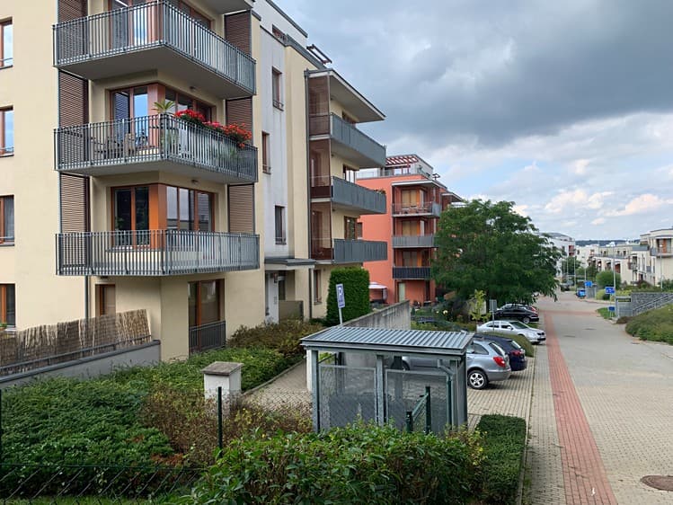 Pronájem garážového stání 18 m²