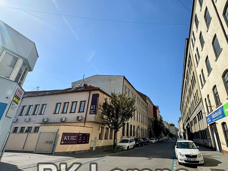 Pronájem garážového stání 20 m²