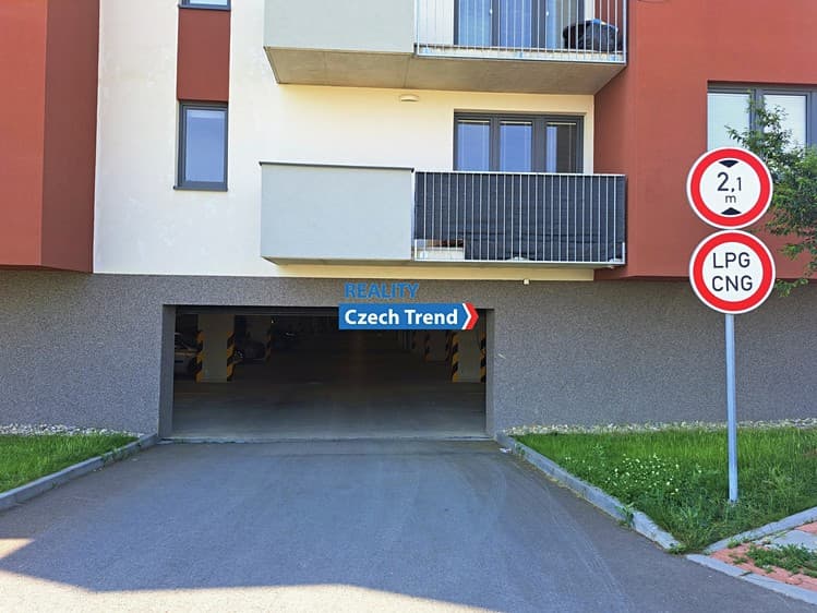 Pronájem garážového stání 16 m²