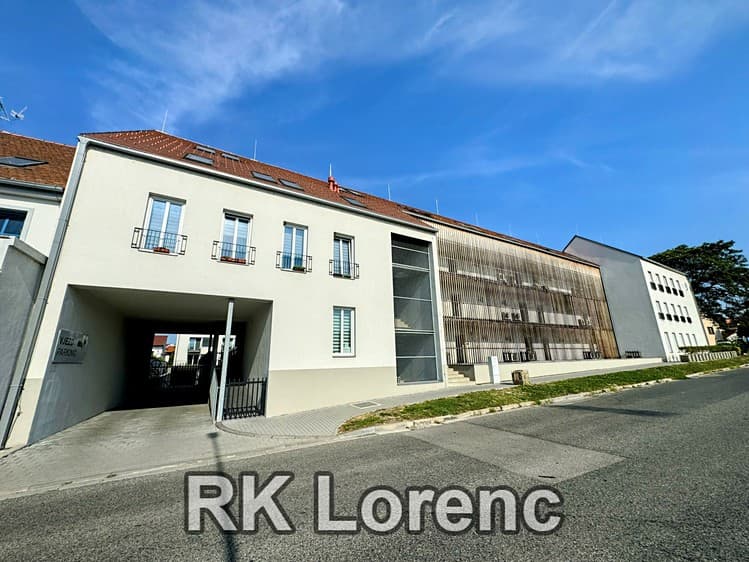 Pronájem garážového stání 16 m²