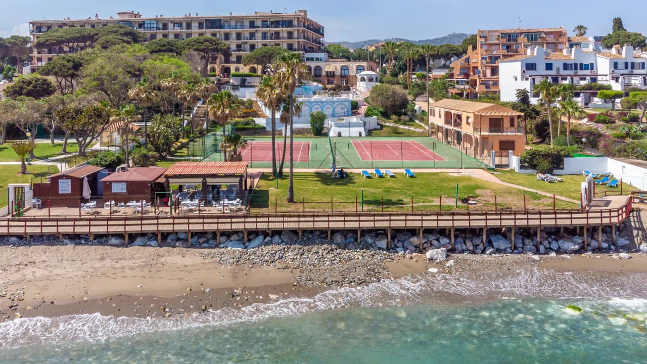 Este fantástico estudio, situado en un codiciado complejo en primera línea de playa en Calahonda, es ideal tanto como vi