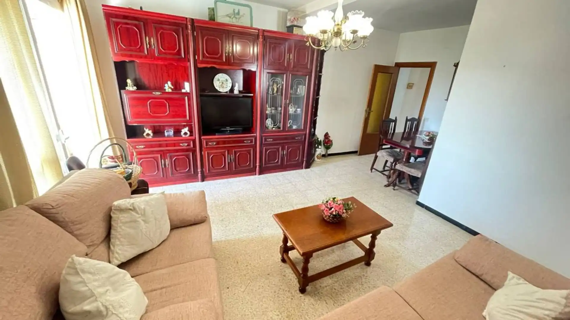 En venta luminoso piso en la Zona Avenida de Andalucía de Estepona. La vivienda, ubicada en la planta 5º, cuenta con una