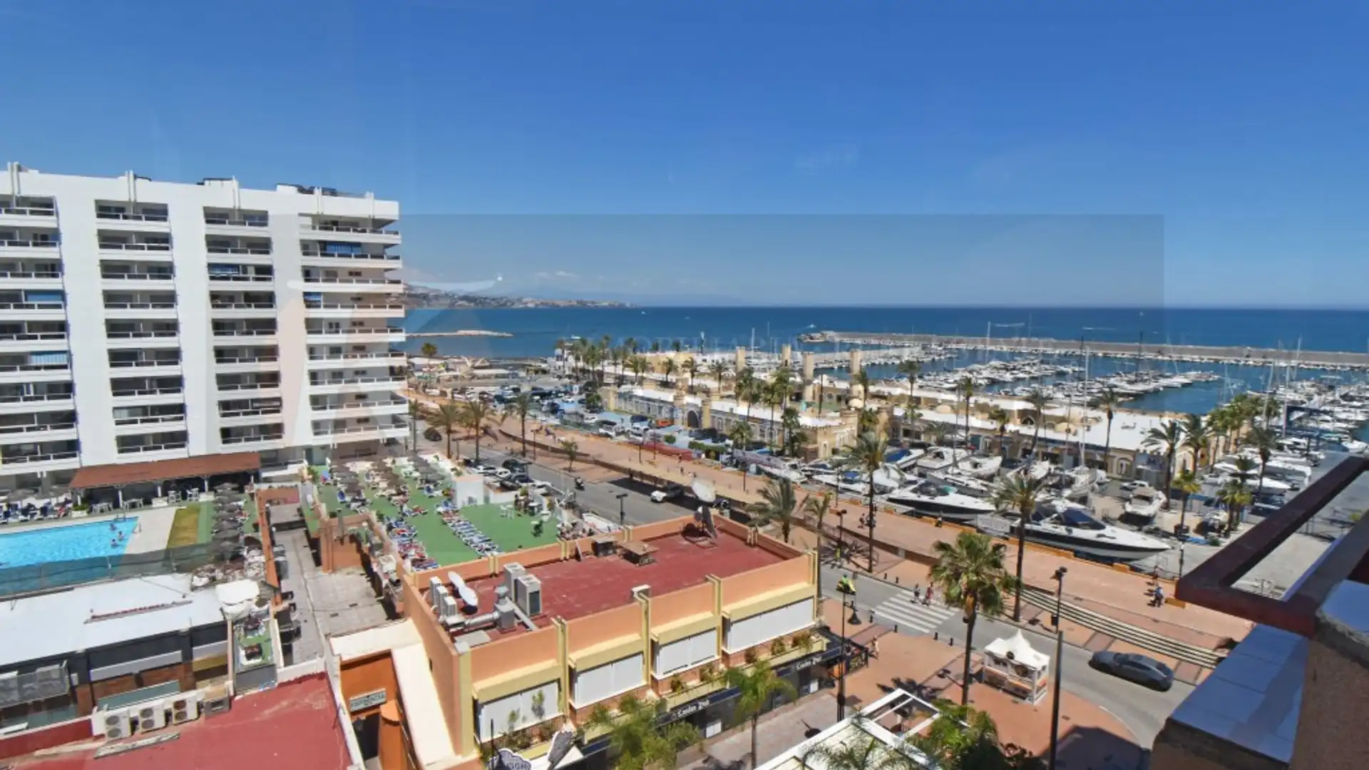 Estudio en primera línea de playa, justo frente al Puerto Deportivo, con espectaculares vistas abiertas al mar. Una ubic