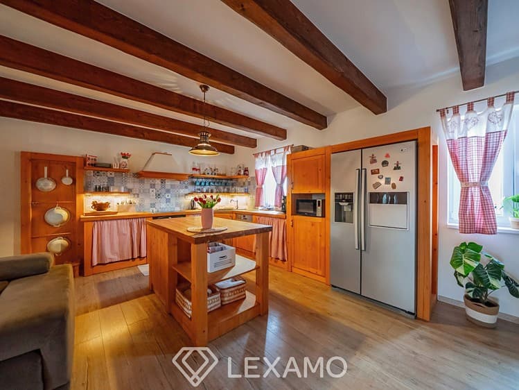 Prodej rodinného domu 306 m², pozemek 464 m²