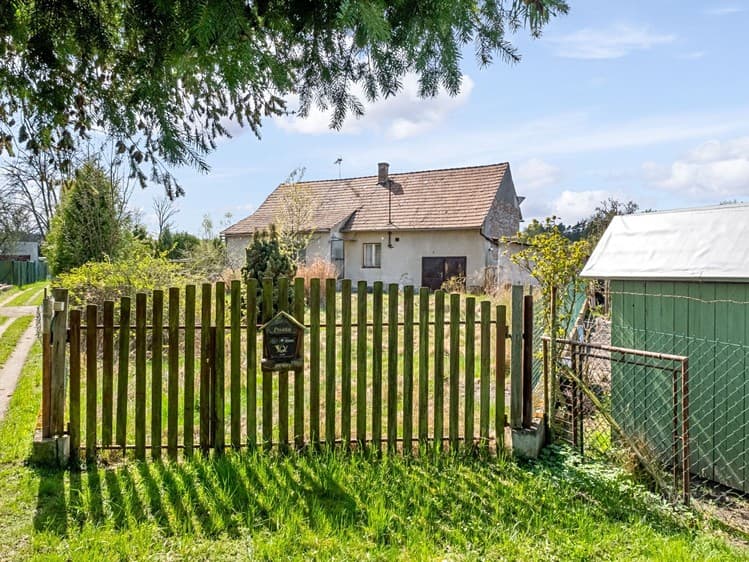 Prodej rodinného domu 100 m², pozemek 8 575 m²