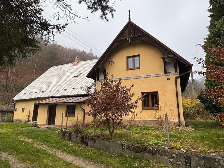 Prodej rodinného domu 171 m², pozemek 2 299 m²