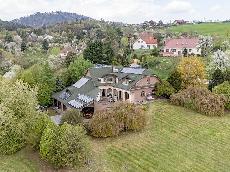 Prodej vily 760 m², pozemek 4 224 m²