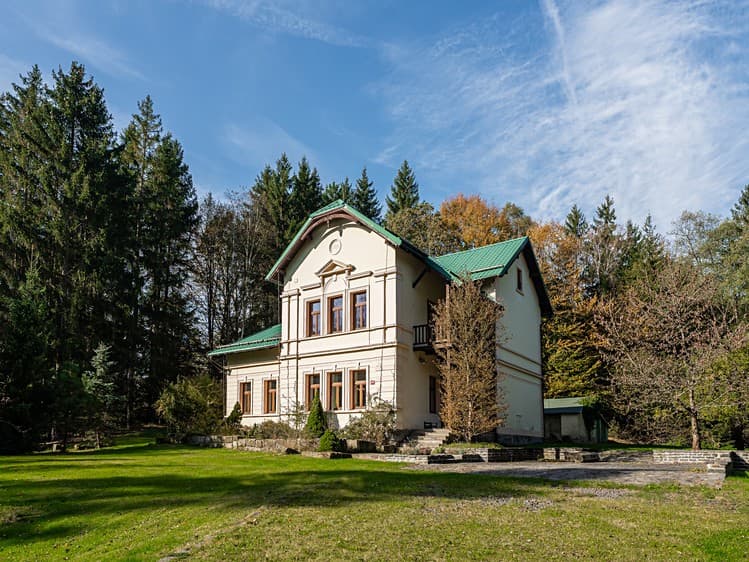 Prodej rodinného domu 350 m², pozemek 3 559 m²