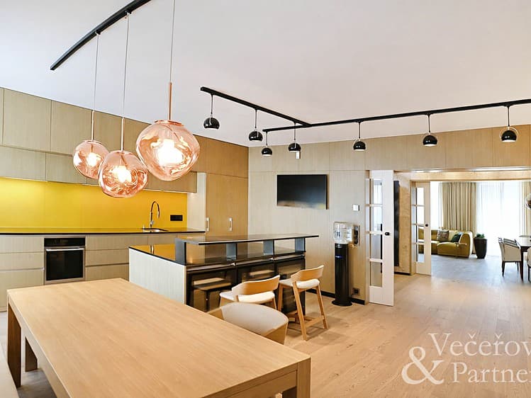 Prodej rodinného domu 310 m², pozemek 779 m²