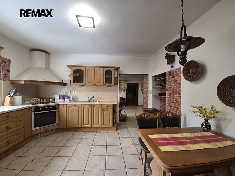 Prodej rodinného domu 680 m², pozemek 1 212 m²