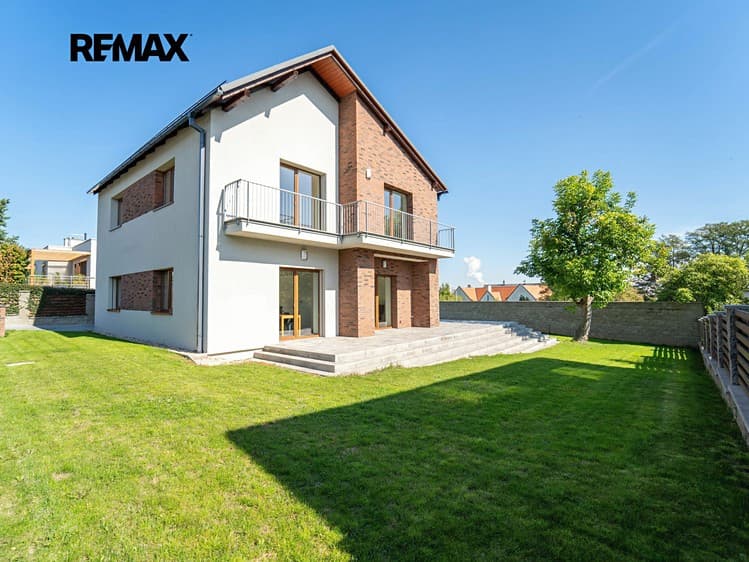 Pronájem rodinného domu 209 m², pozemek 798 m²