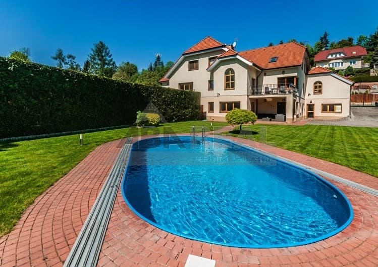 Pronájem rodinného domu 410 m², pozemek 1 036 m²
