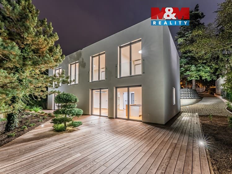 Pronájem rodinného domu 270 m², pozemek 721 m²