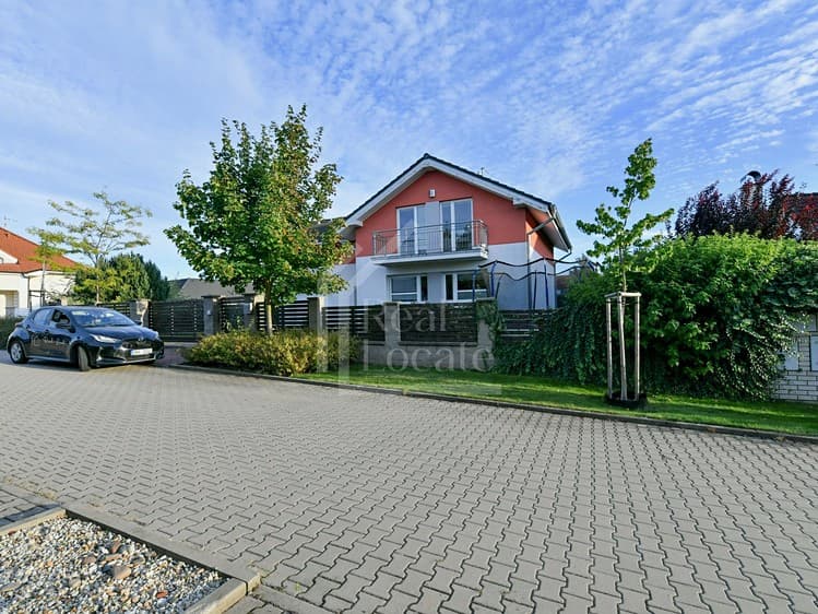 Pronájem vily 187 m², pozemek 792 m²