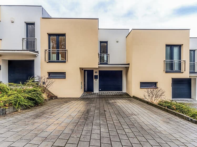 Pronájem rodinného domu 234 m², pozemek 237 m²