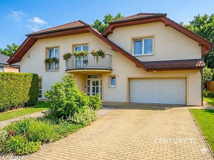 Pronájem rodinného domu 290 m², pozemek 896 m²