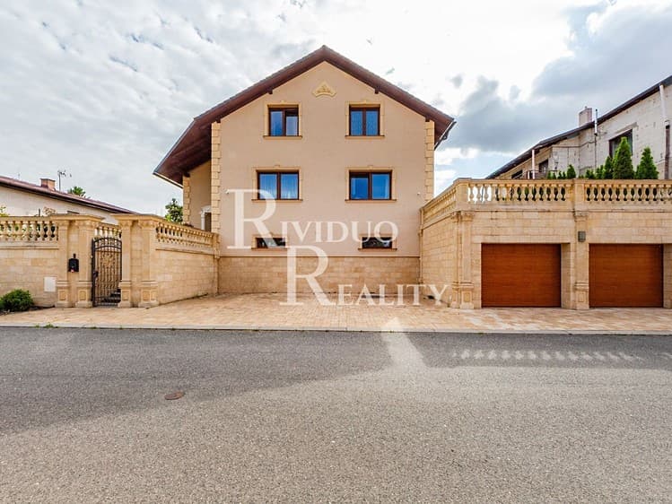 Prodej rodinného domu 357 m², pozemek 784 m²