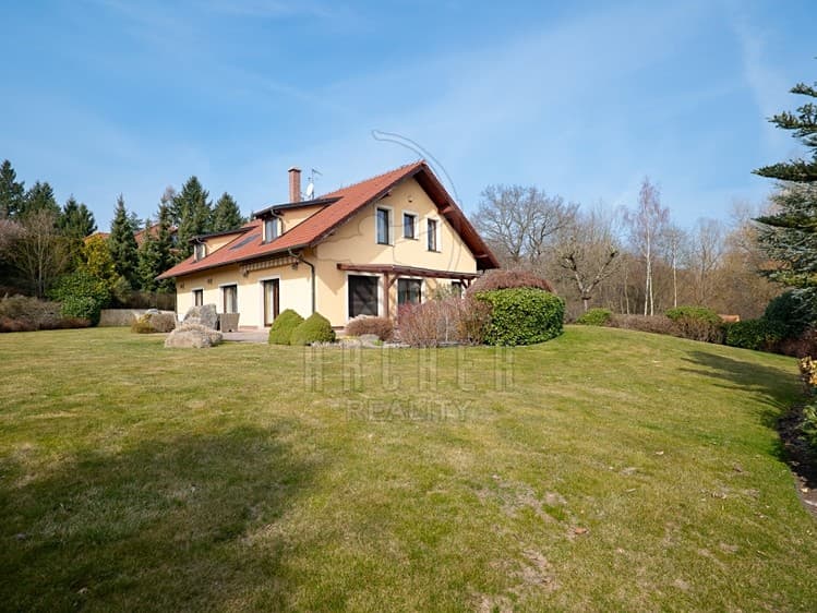 Prodej rodinného domu 308 m², pozemek 1 226 m²