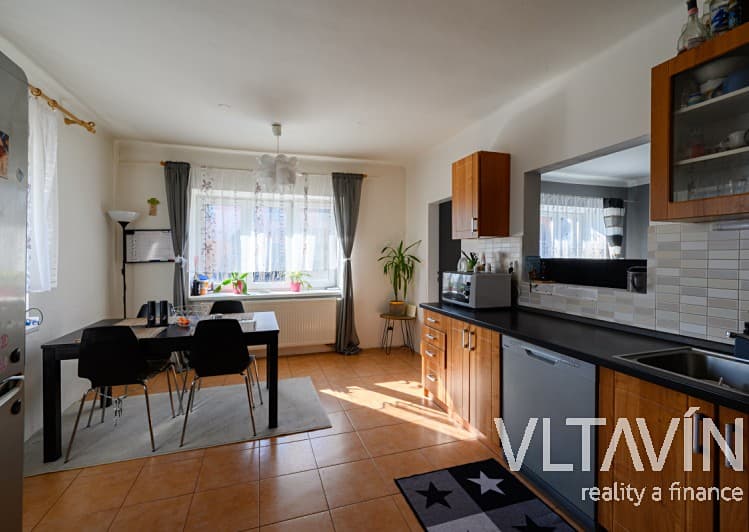 Prodej rodinného domu 205 m², pozemek 1 207 m²