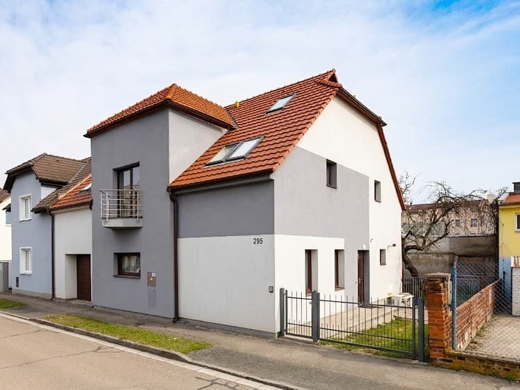 Prodej rodinného domu 343 m², pozemek 669 m²