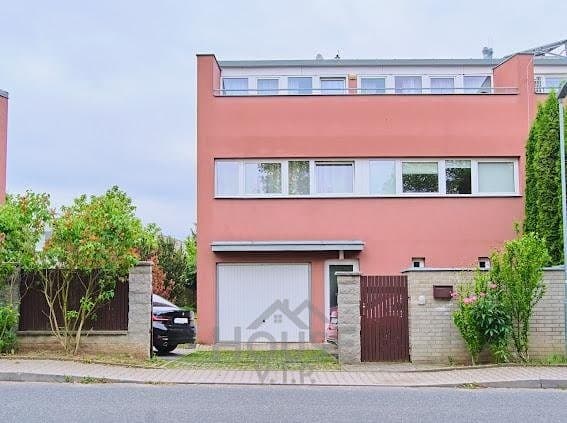 Prodej rodinného domu 230 m², pozemek 425 m²