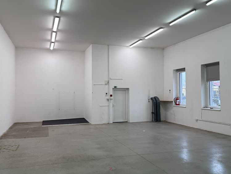 Pronájem skladového prostoru 1 300 m²