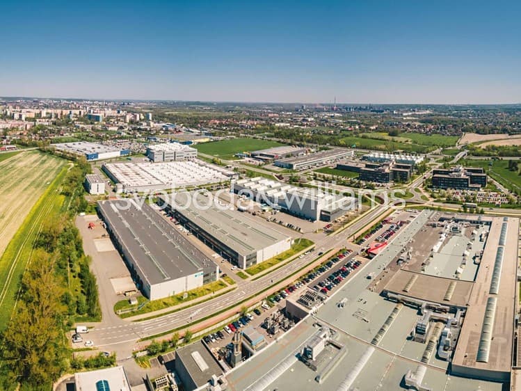 Pronájem výrobní haly, prostoru 1 359 m²