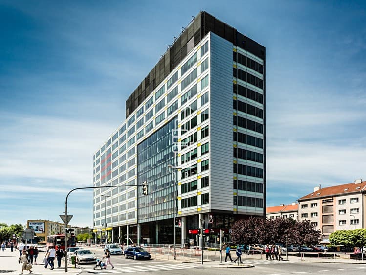 Pronájem kanceláře 733 m²