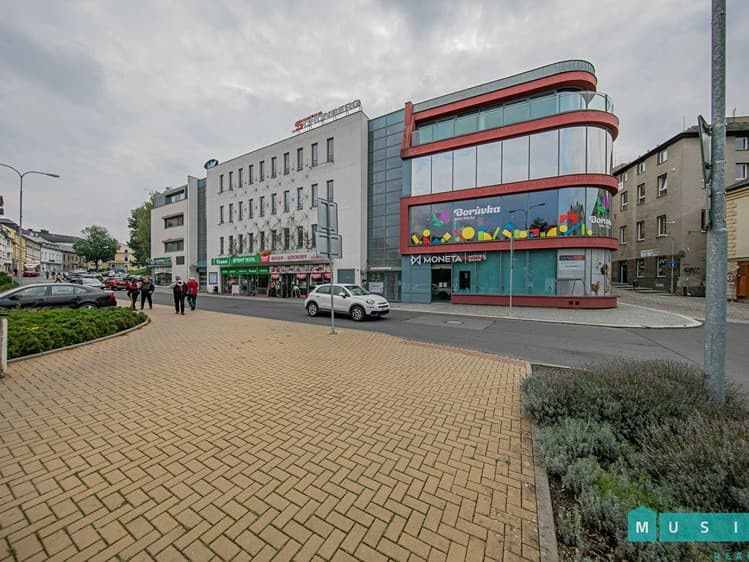 Pronájem garážového stání 12 m²