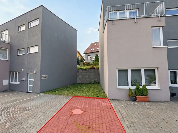 Pronájem garážového stání 13 m²