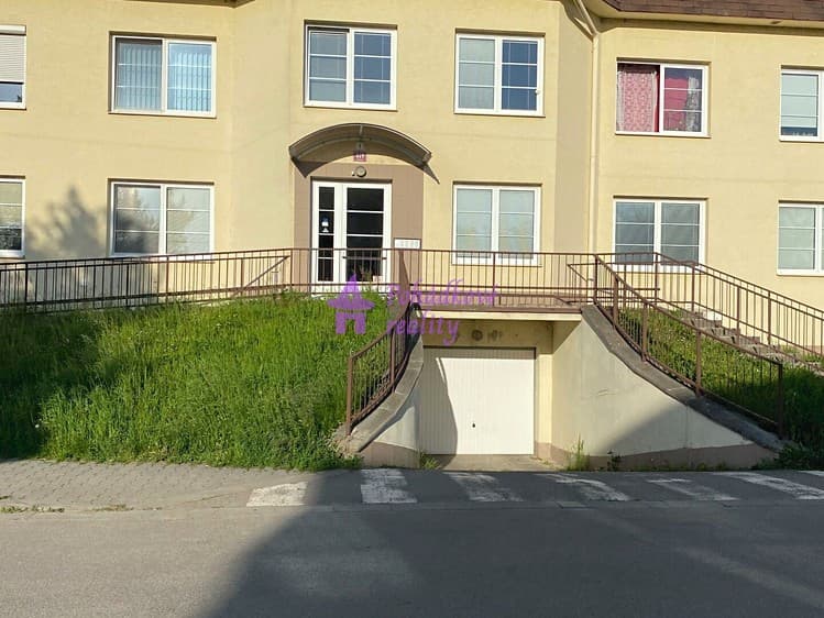 Pronájem garážového stání 11 m²