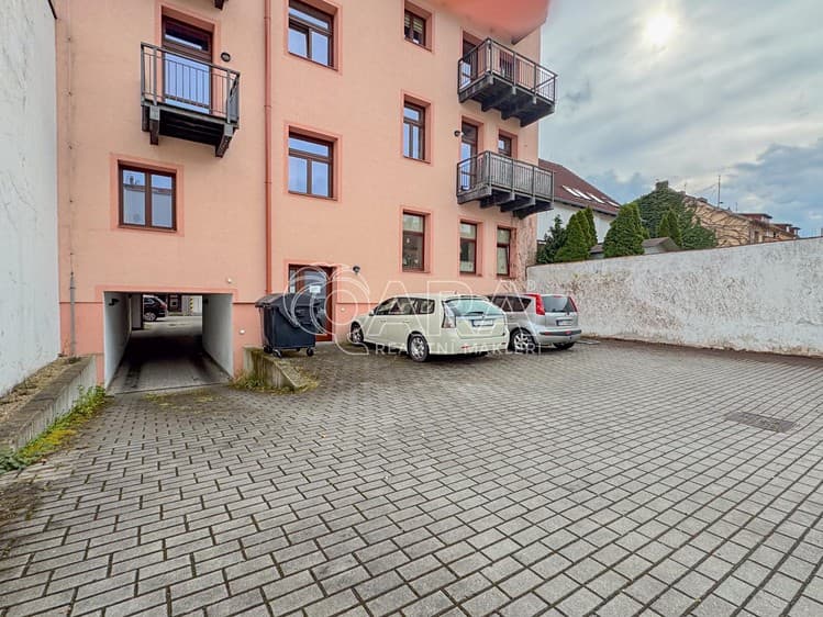 Pronájem garážového stání 16 m²