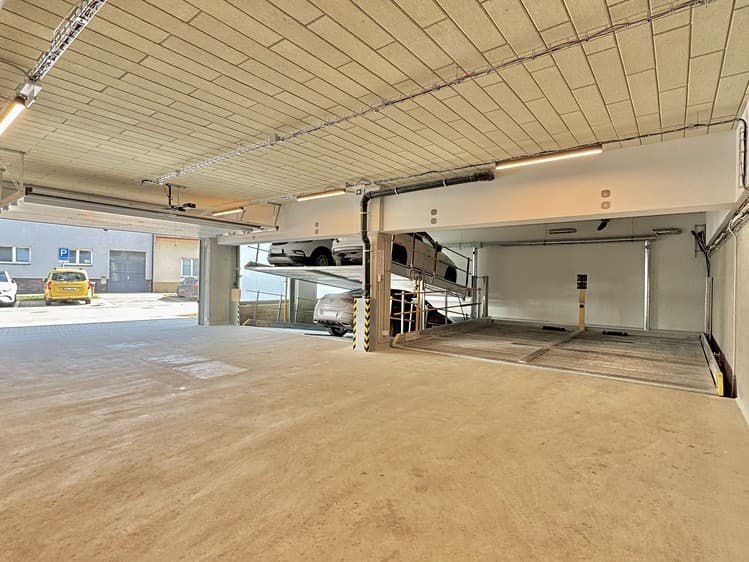 Pronájem garážového stání 10 m²