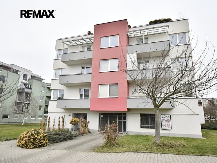 Pronájem garážového stání 13 m²