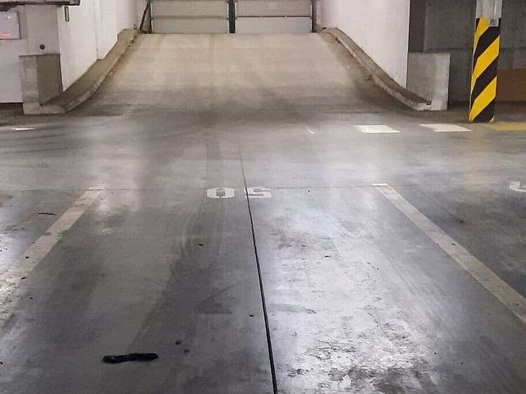 Pronájem garážového stání 15 m²