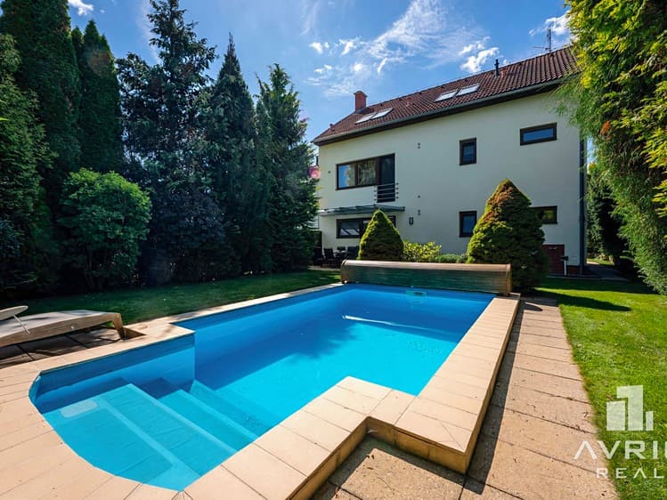 Prodej rodinného domu 255 m², pozemek 671 m²