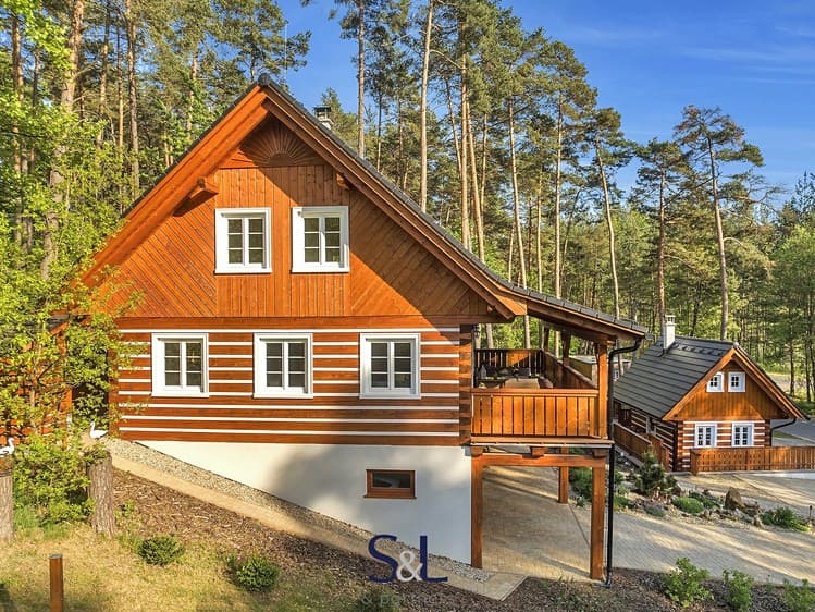 Prodej rodinného domu 197 m², pozemek 1 165 m²