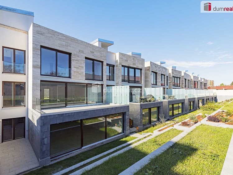 Prodej rodinného domu 378 m², pozemek 619 m²