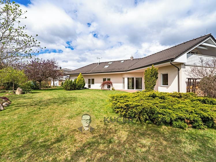 Prodej rodinného domu 488 m², pozemek 1 376 m²