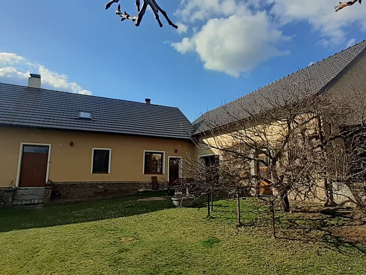 Prodej rodinného domu 342 m², pozemek 3 612 m²