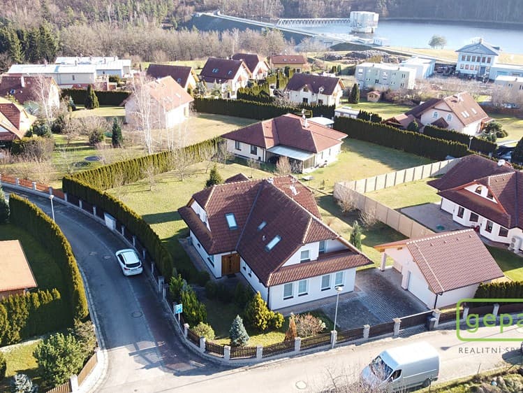 Prodej rodinného domu 218 m², pozemek 1 352 m²