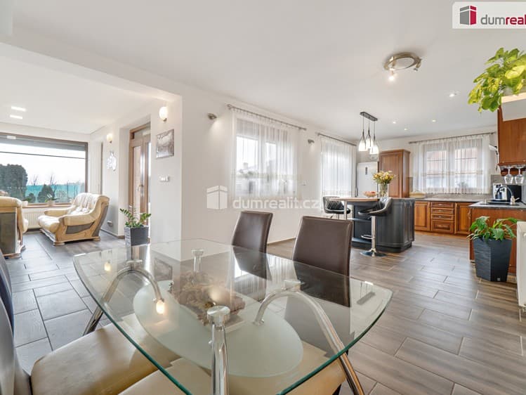 Prodej rodinného domu 215 m², pozemek 916 m²